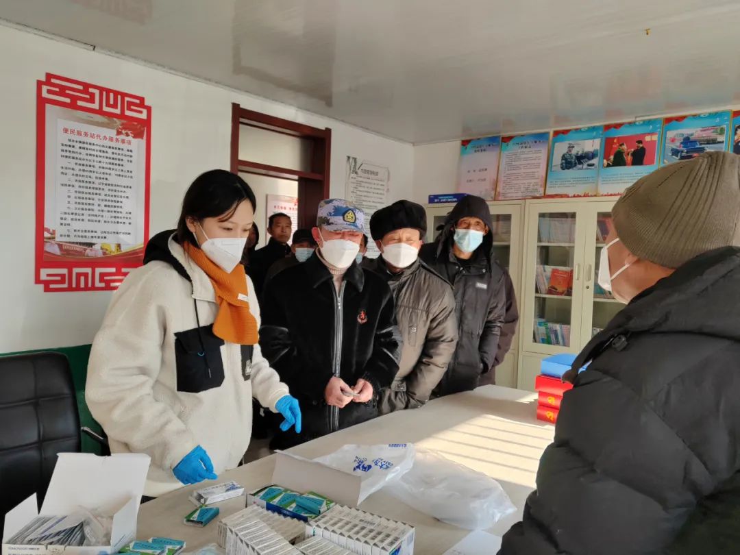 沈铁分院驻村第一书记朱品玥为村民免费发放退烧药